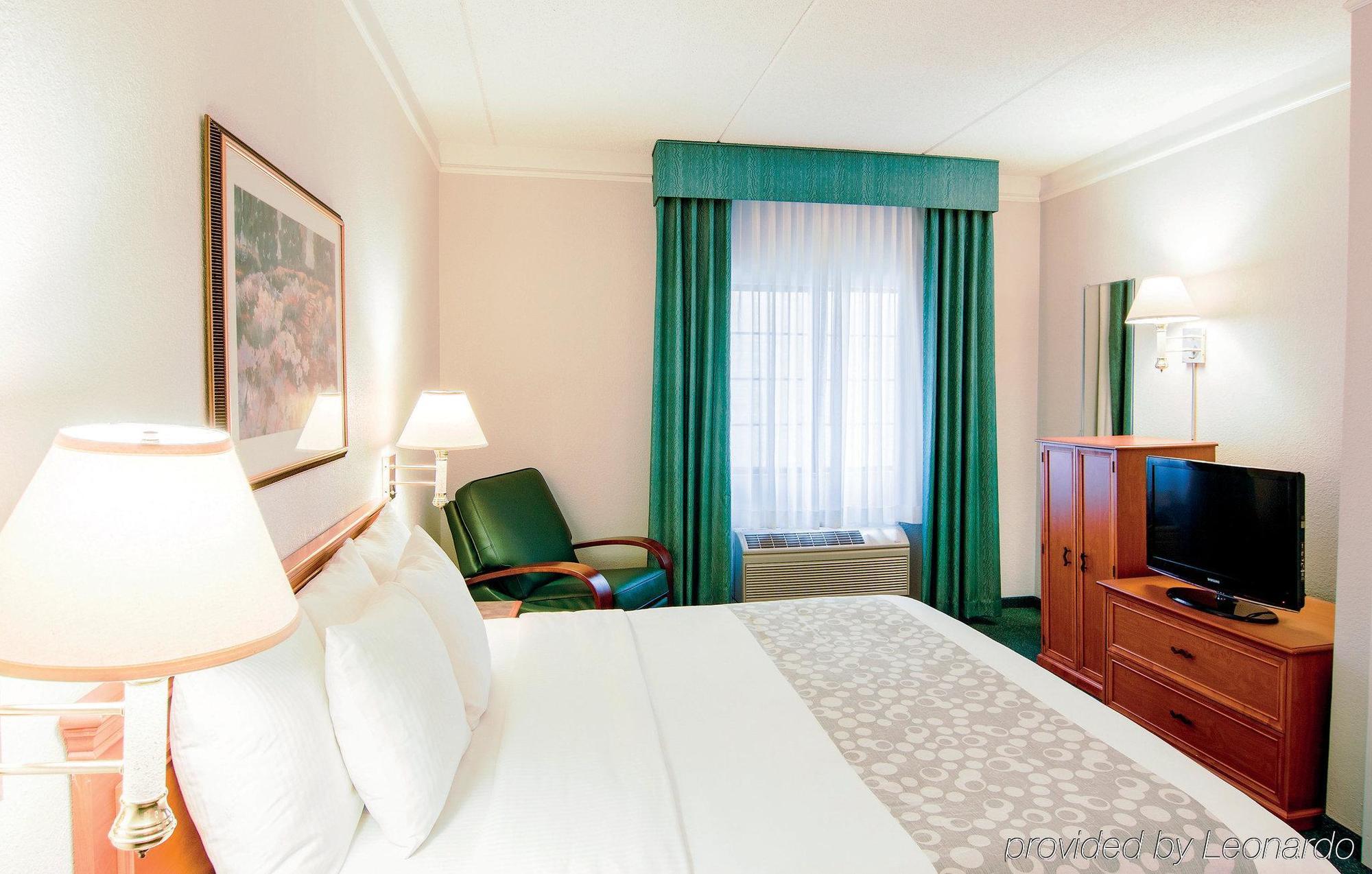 Days Inn & Suites By Wyndham Арлингтон-Хайтс Экстерьер фото