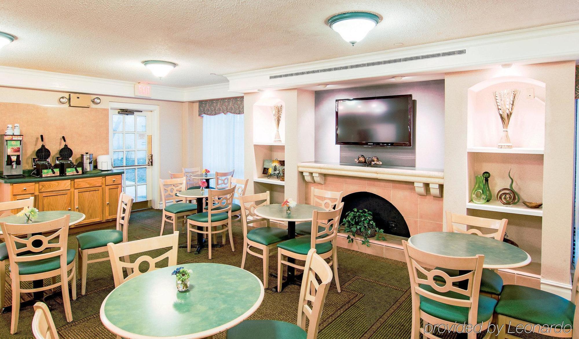 Days Inn & Suites By Wyndham Арлингтон-Хайтс Экстерьер фото