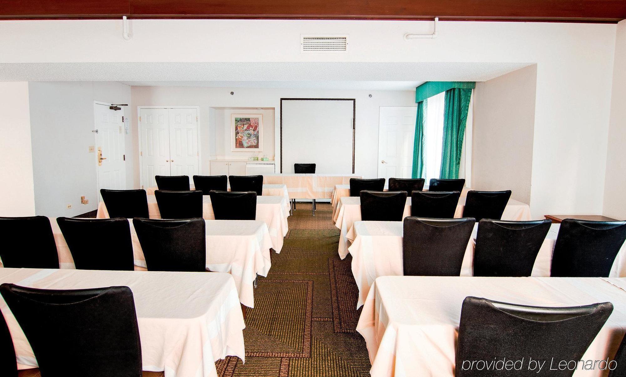 Days Inn & Suites By Wyndham Арлингтон-Хайтс Экстерьер фото