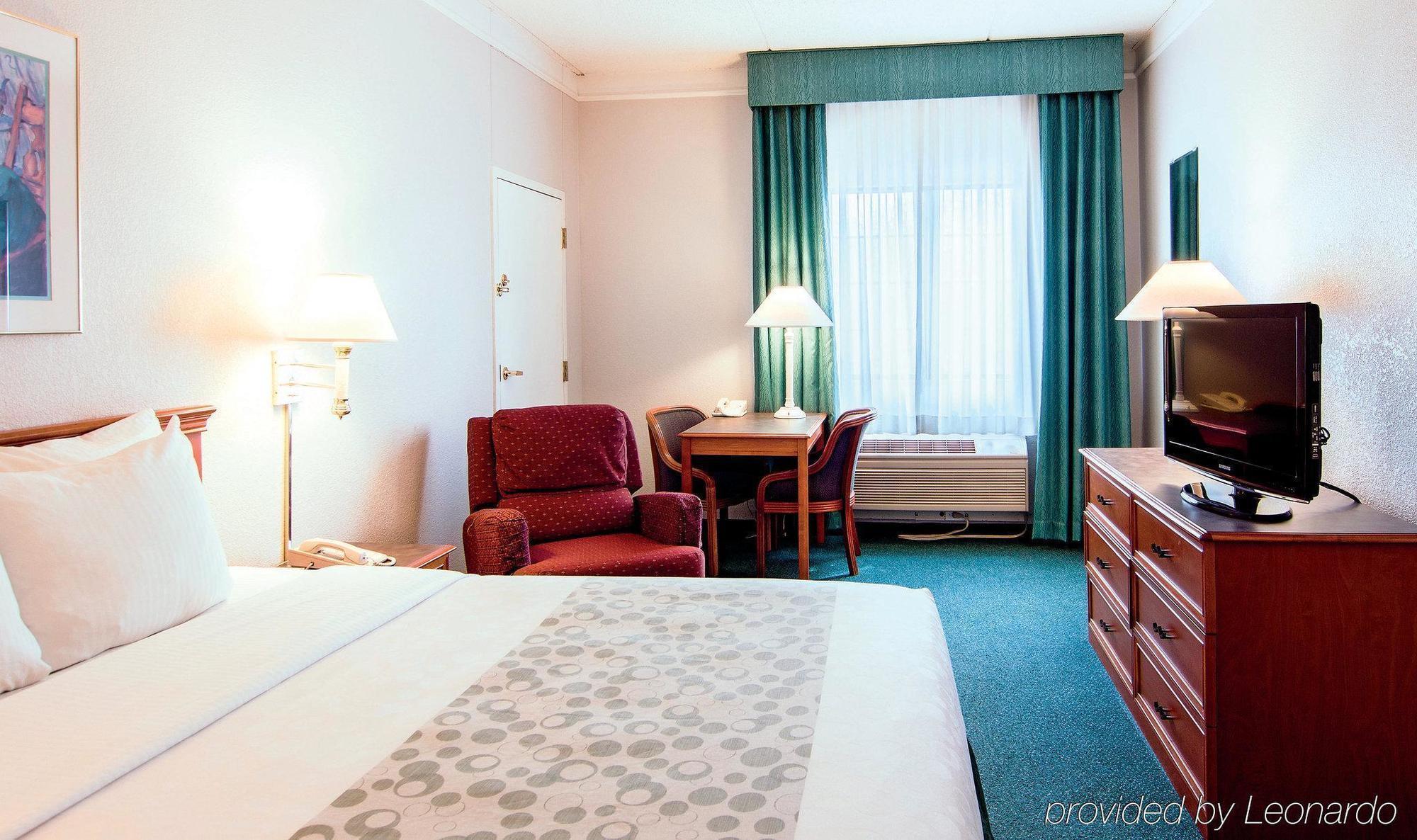 Days Inn & Suites By Wyndham Арлингтон-Хайтс Экстерьер фото